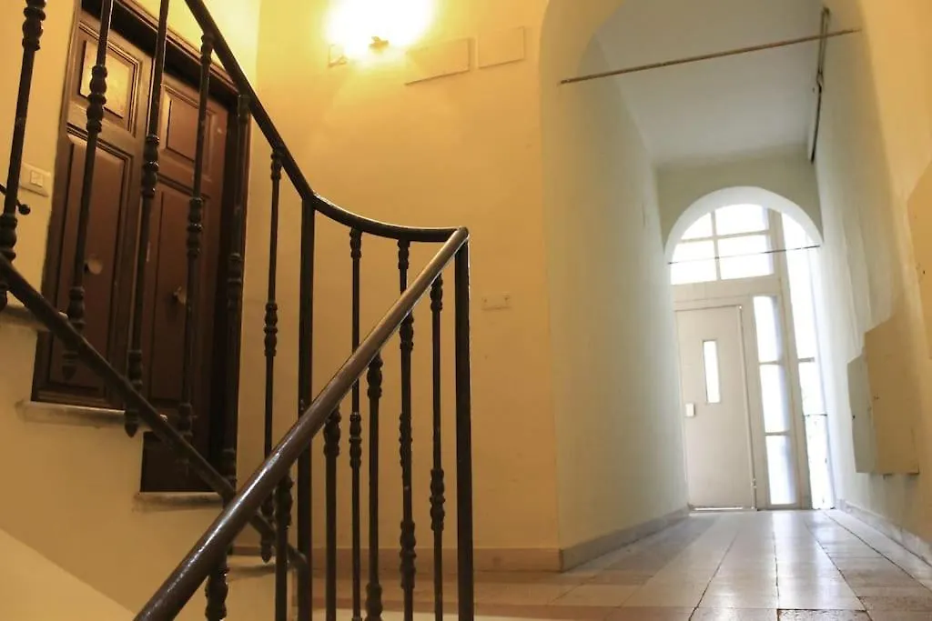 Near Colosseum By Varental 2Br + 1Sb Roma Italia